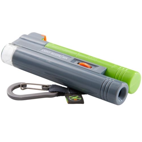 Haba Terra Kids veldmicroscoop in groen en grijs, schuin van bovenaf gezien, met karabijnhaak.
