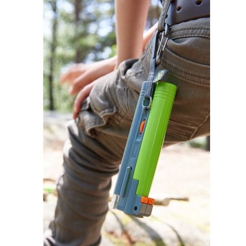 De Haba Terra Kids veldmicroscoop hangt met de karabijnhaak aan de broekriem van een kind.