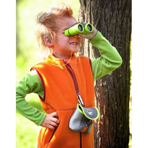 Een kind kijkt door de Haba Terra Kids kinderverrekijker in een bos, met de draagtas om zijn nek.
