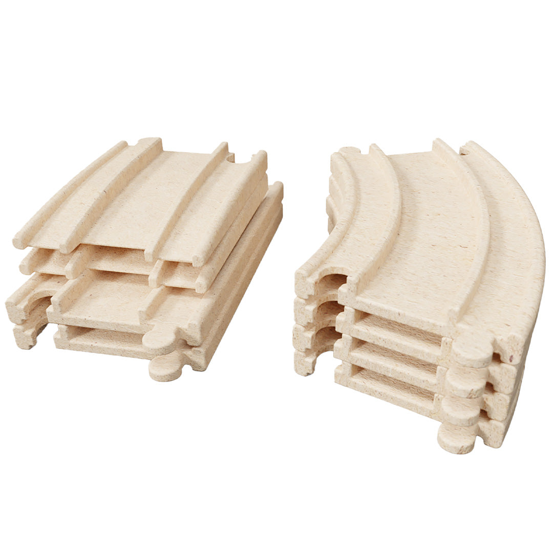 Twee stapels beige houten racebaandelen van de Haba Cars uitbreidingsset.