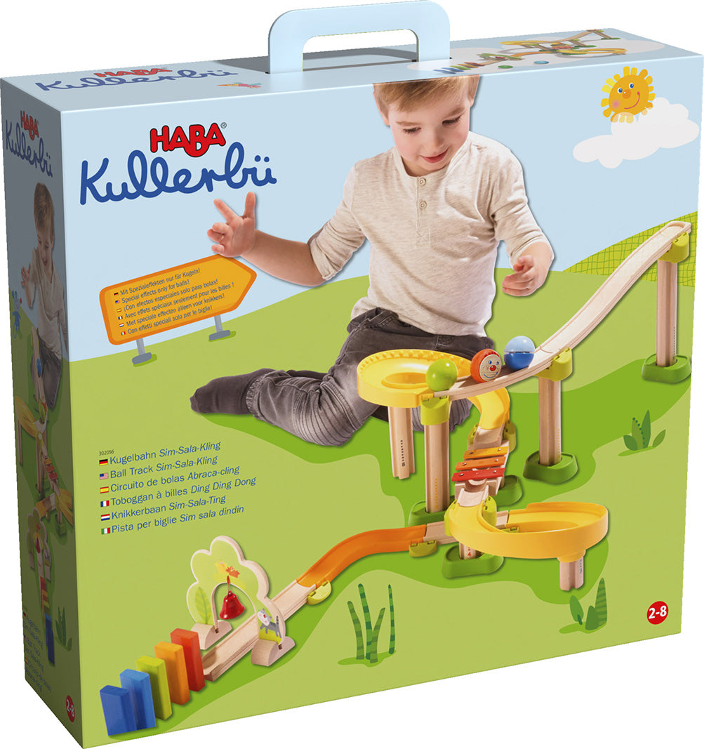 Verpakking van de HABA Kullerbü knikkerbaan Sim-Sala-Kling met een kind dat ermee speelt.