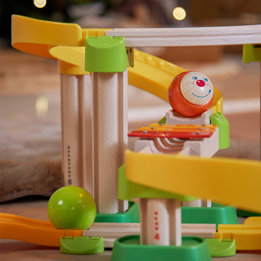 Detail van de HABA Kullerbü knikkerbaan met een houten xylofoon-element en twee ballen.