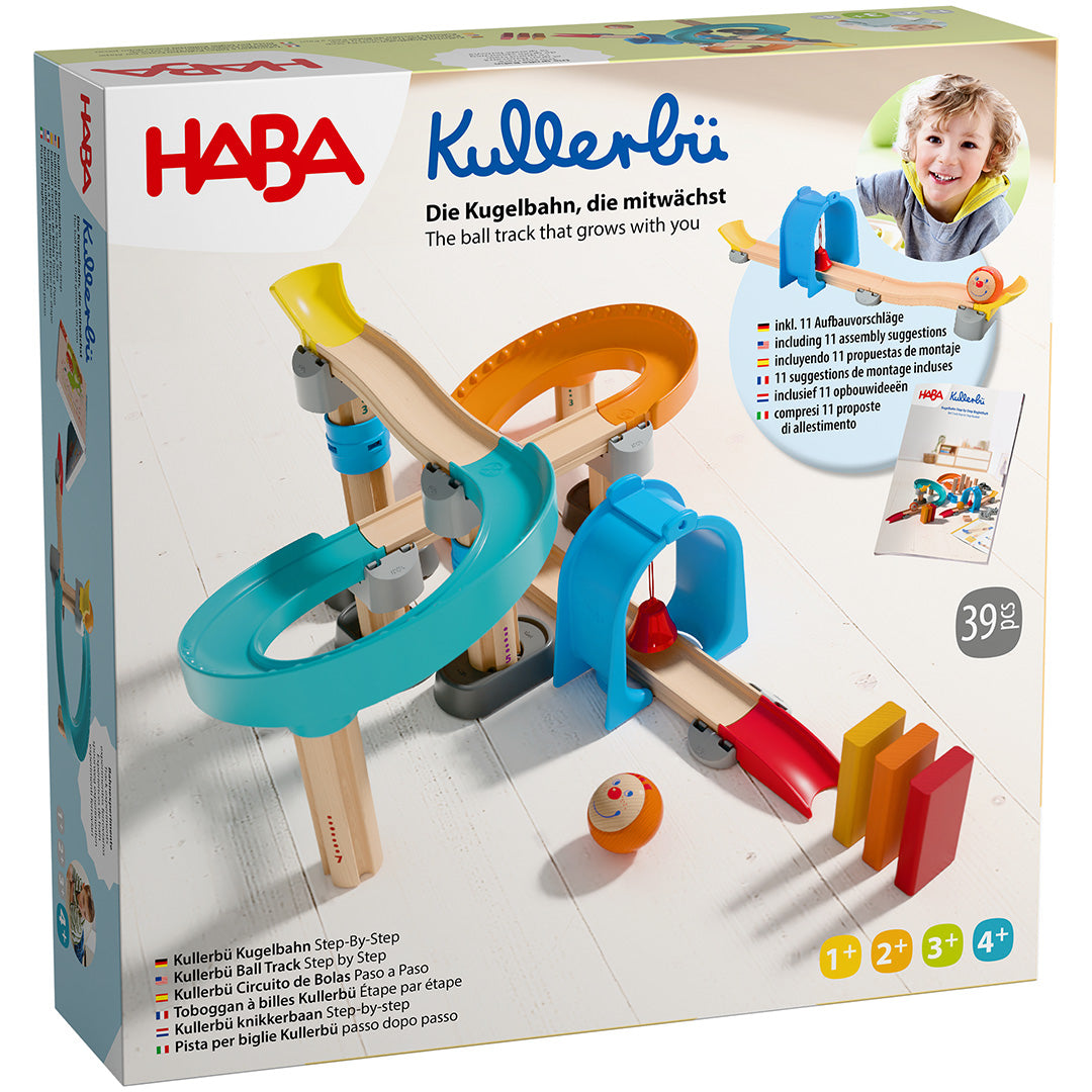 HABA Kullerbü knikkerbaan 'Step-by-Step' verpakking met de opgebouwde knikkerbaan en een spelend kind.
