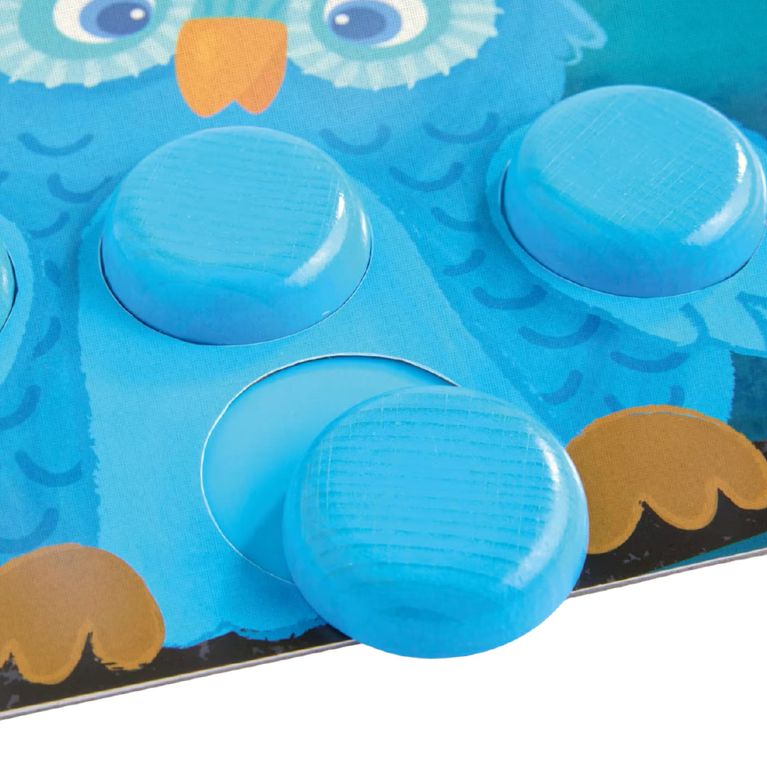 Detail van het blauwe uil sorteerbord met blauwe sorteerstukken in de uitsparingen.