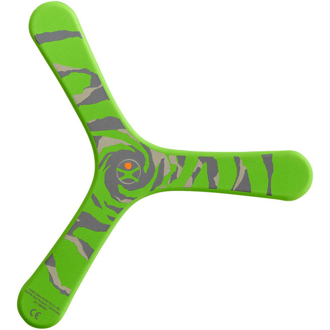 Haba Terra Kids groene schuimrubberen boomerang met grijs camouflagepatroon.