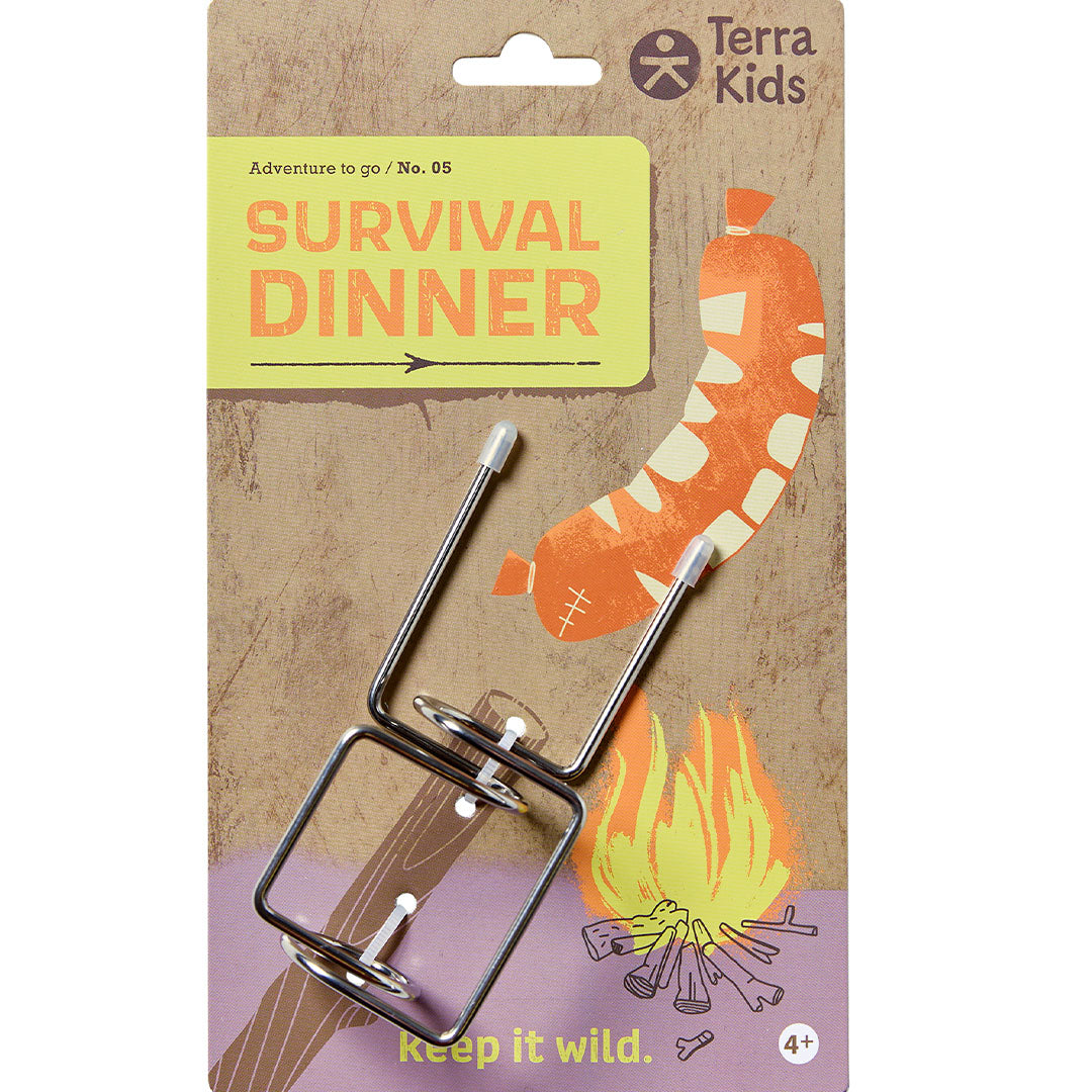 Haba Terra Kids verpakking van een zilverkleurig grillspies opzetstuk met illustraties van een worst en een kampvuur.