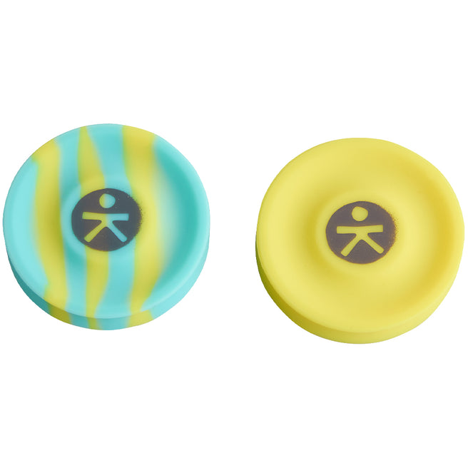 Twee Haba Terra Kids mini frisbees van siliconen, één gestreept blauw-geel en één effen geel.