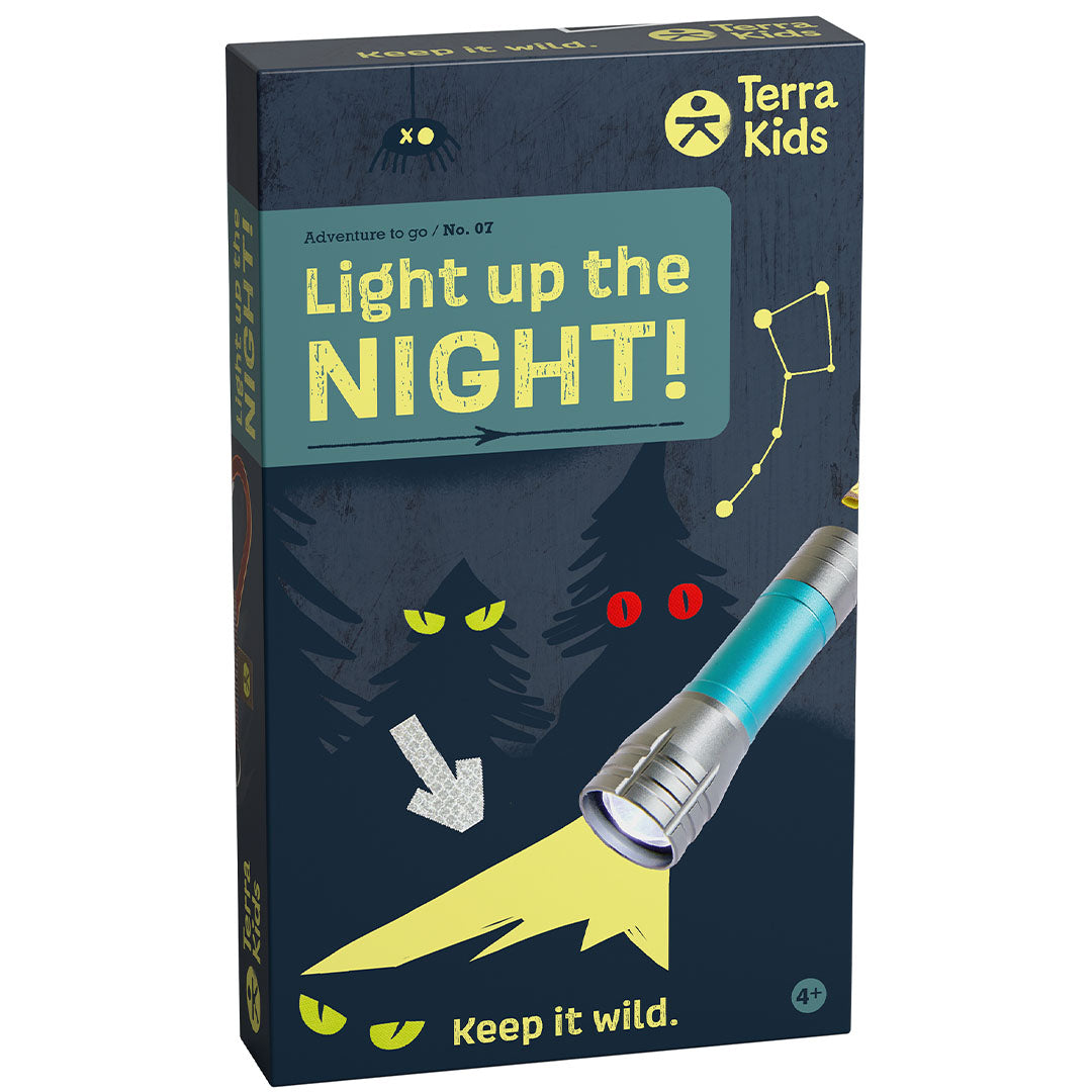 De voorkant van de verpakking van de haba Terra Kids 'Light up the NIGHT!' speelgoedset met een zaklamp en monsterogen in het donker.