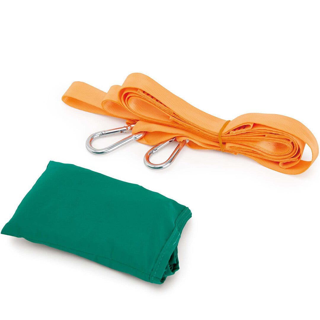 De opgevouwen groene Hape 2-in-1 hangmat en de oranje bevestigingsbanden met karabijnhaken.