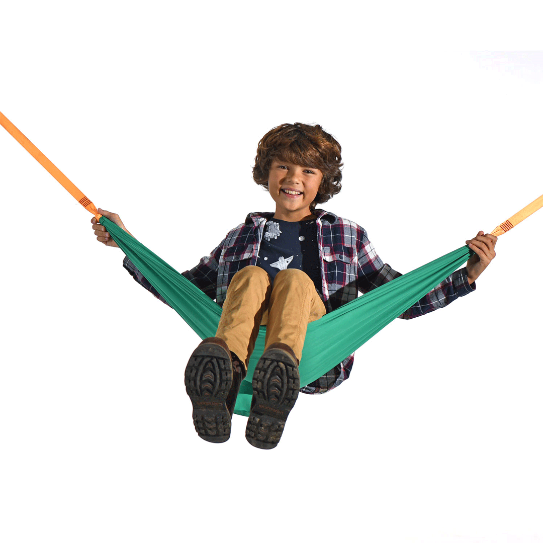 Een lachende jongen zit in de groene Hape 2-in-1 hangmat.
