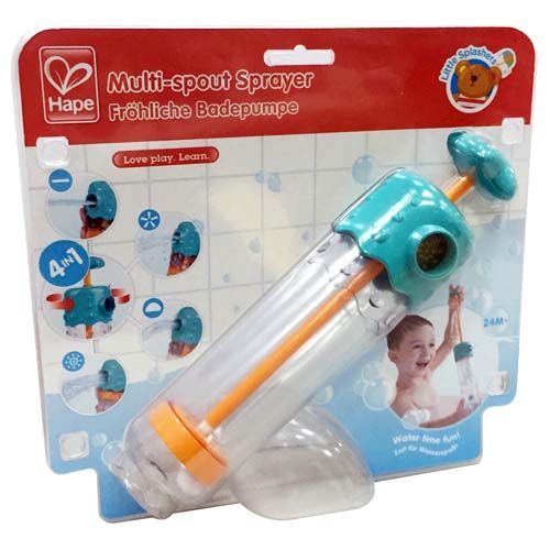 Verpakking van de Hape Multi-spout Sprayer badspeelgoed met afbeeldingen van het product en een spelend kind.