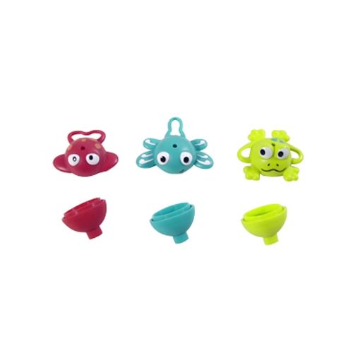 Hape badspeelgoed set met een rode vis, blauwe krab, gele kikker en drie bijpassende trechters op een witte achtergrond.