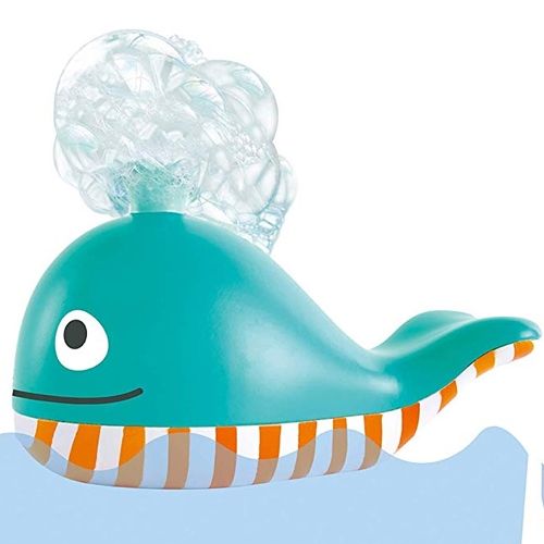 De Hape blauwe walvis badspeelgoed zeepbellen maker blaast bellen uit zijn rug terwijl hij op het water drijft.