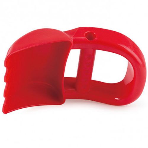 Hape rode plastic graaf schep voor in de zandbak.