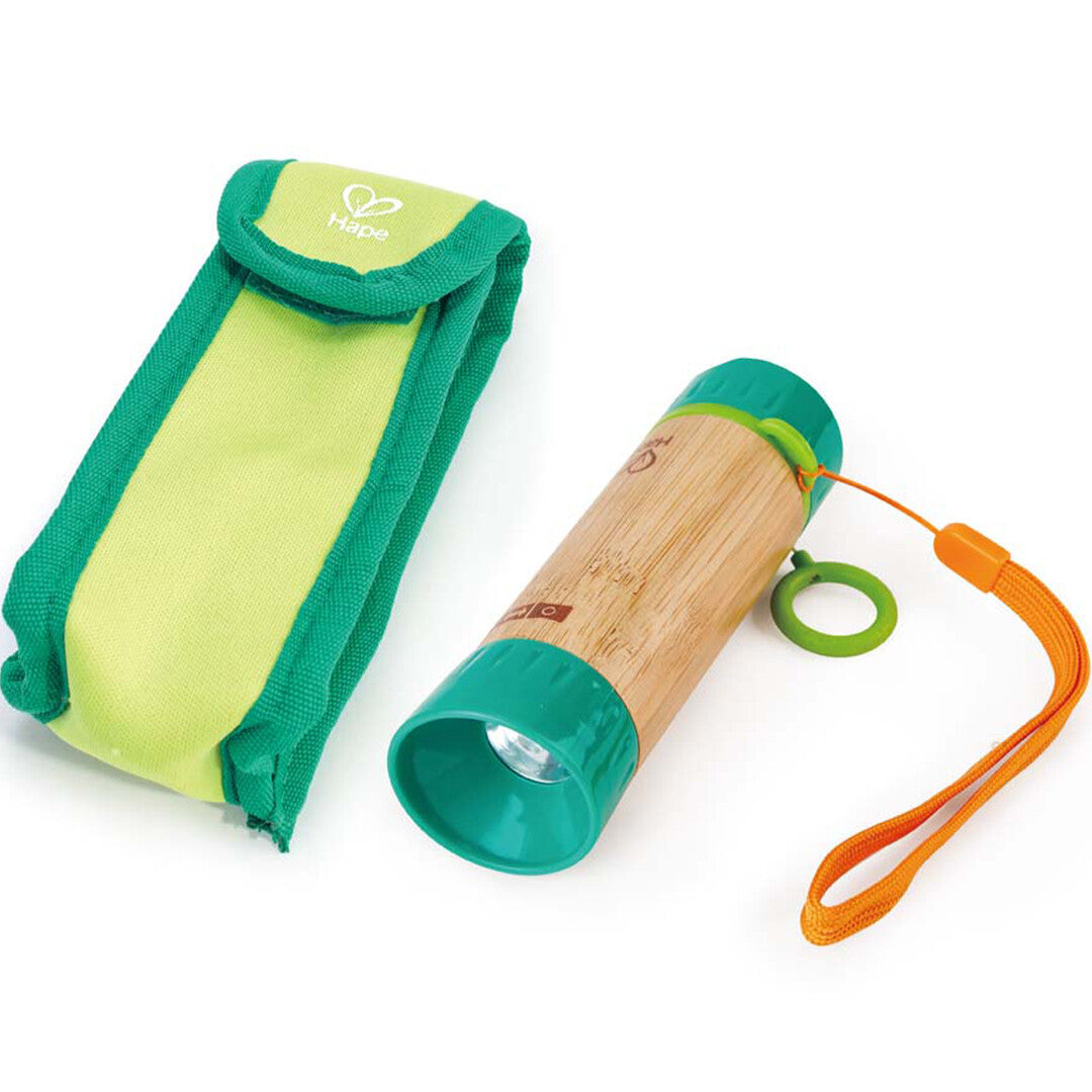 Hape handgedreven zaklamp van bamboe en plastic met een groen stoffen etui.