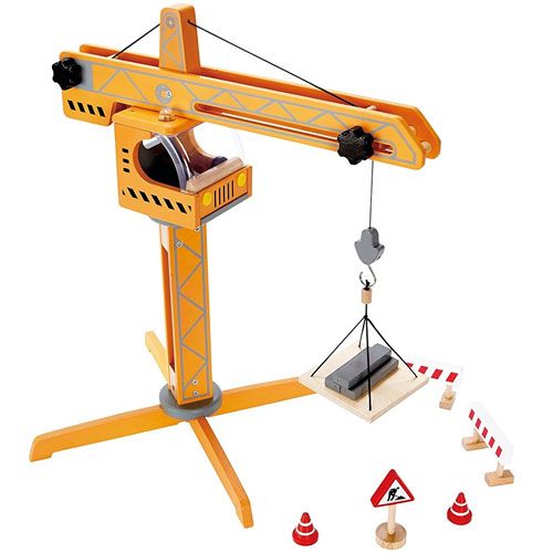 Hape houten hijskraan met een grijze lading en enkele bouwplaats accessoires.