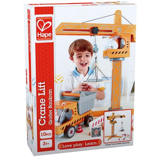 De verpakking van de Hape houten hijskraan met een afbeelding van een spelend kind en de kraan.