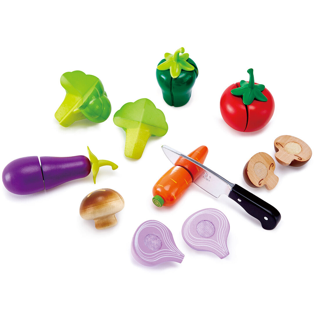 Hape houten speelgroenten set met een speelgoedmes, met diverse gesneden groenten zoals tomaat, wortel en aubergine.