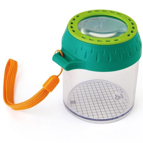 Hape insectenloep met groene deksel, doorzichtig potje met rasterbodem en oranje draagband.