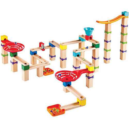 Hape knikkerbaan cascade, een grote opstelling van houten blokken en kleurrijke plastic onderdelen met knikkers.