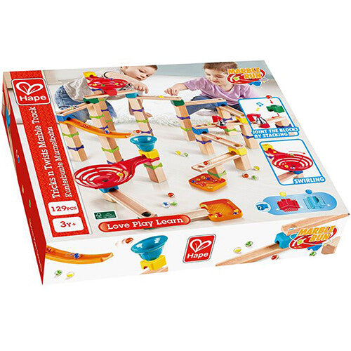 De verpakking van de Hape knikkerbaan cascade met afbeeldingen van spelende kinderen en productkenmerken.