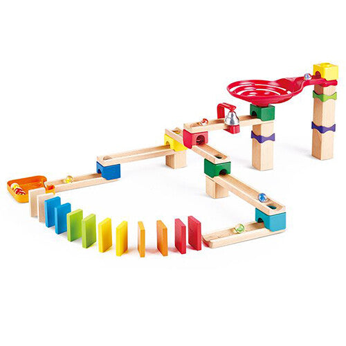 Hape knikkerbaan met houten en plastic onderdelen, een spiraalvormige trechter, een belletje en een rij kleurrijke dominostenen.