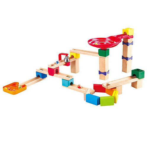 Hape knikkerbaan met houten en plastic onderdelen, een spiraalvormige trechter, een belletje en een rij kleurrijke dominostenen.