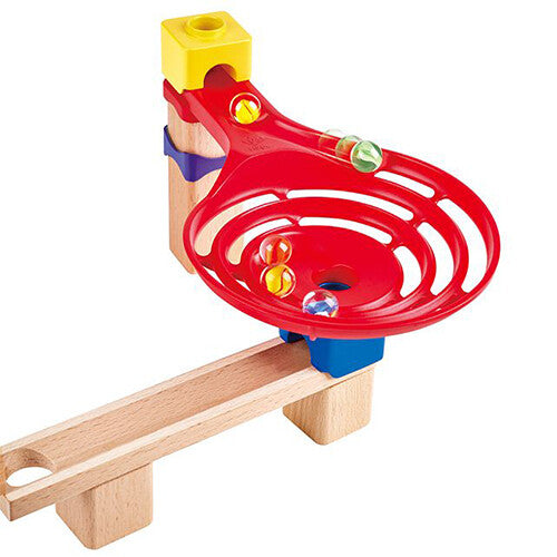 Detail van de Hape knikkerbaan met de rode spiraalvormige trechter en drie knikkers.