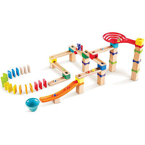 Hape knikkerbaan rally set met houten banen, gekleurde blokken, knikkers en dominostenen.