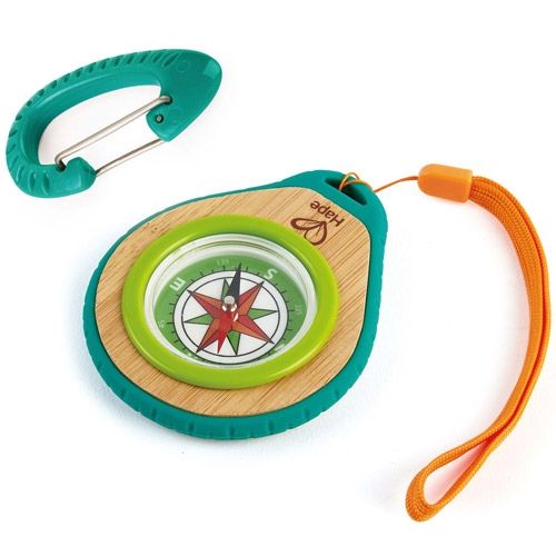 Hape kompas met groene bamboe behuizing en sterrenpatroon, naast een groene karabijnhaak.