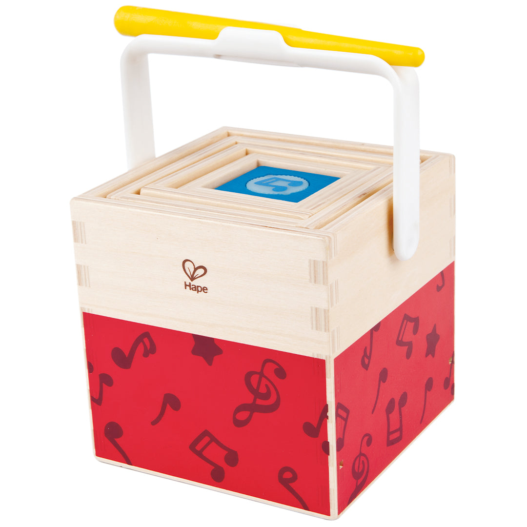 De Hape muzikale bouwblokken voor baby's zijn in elkaar genesteld tot een kubus met een handvat.