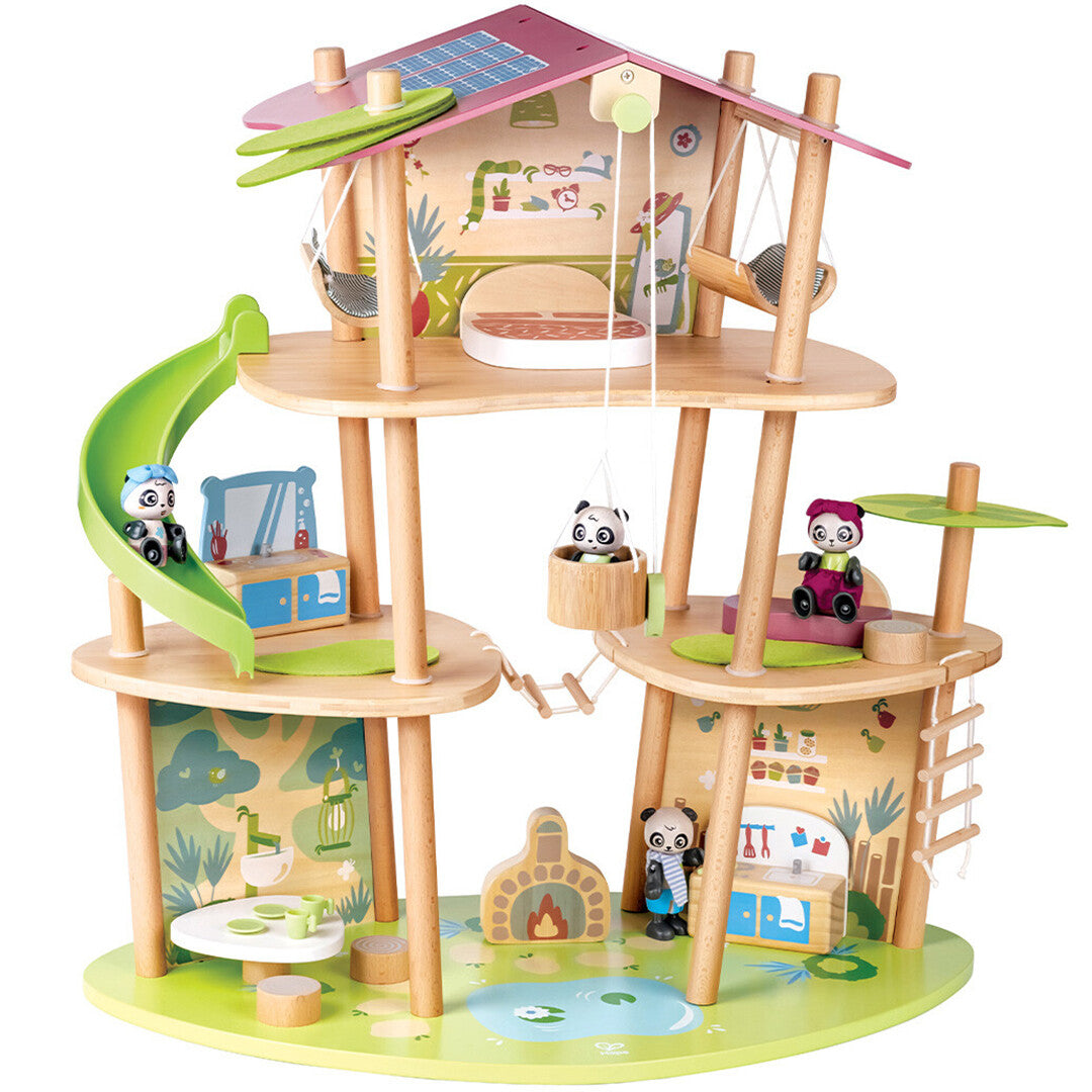 Hape houten poppenhuis in boomhutstijl met glijbaan, schommels en drie pandafamiliefiguren.
