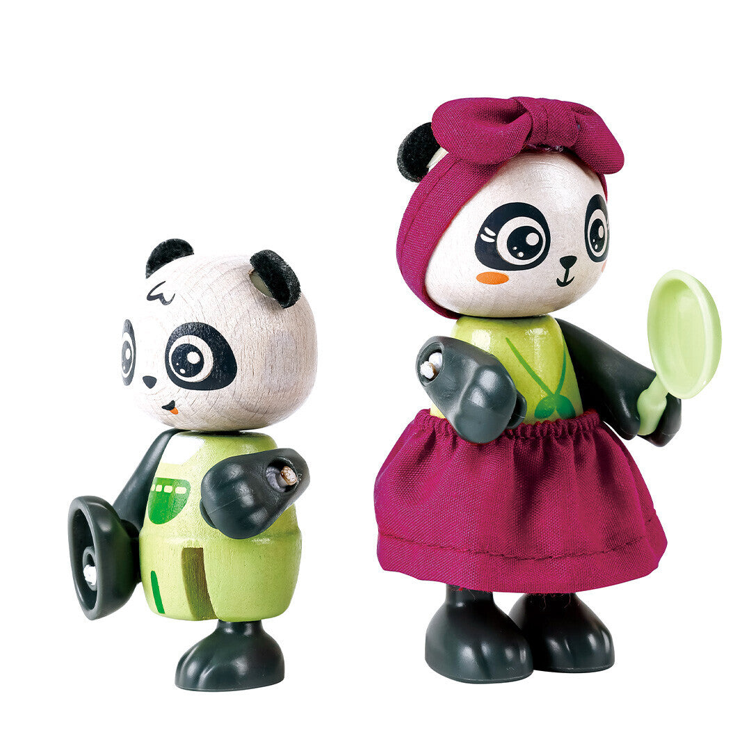 Twee Hape houten panda speelgoedfiguren, een mannetje en een vrouwtje met roze rokje.