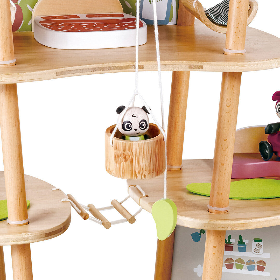 Detail van het Hape poppenhuis met een pandafiguur in een hangende houten emmer en een touwladder.