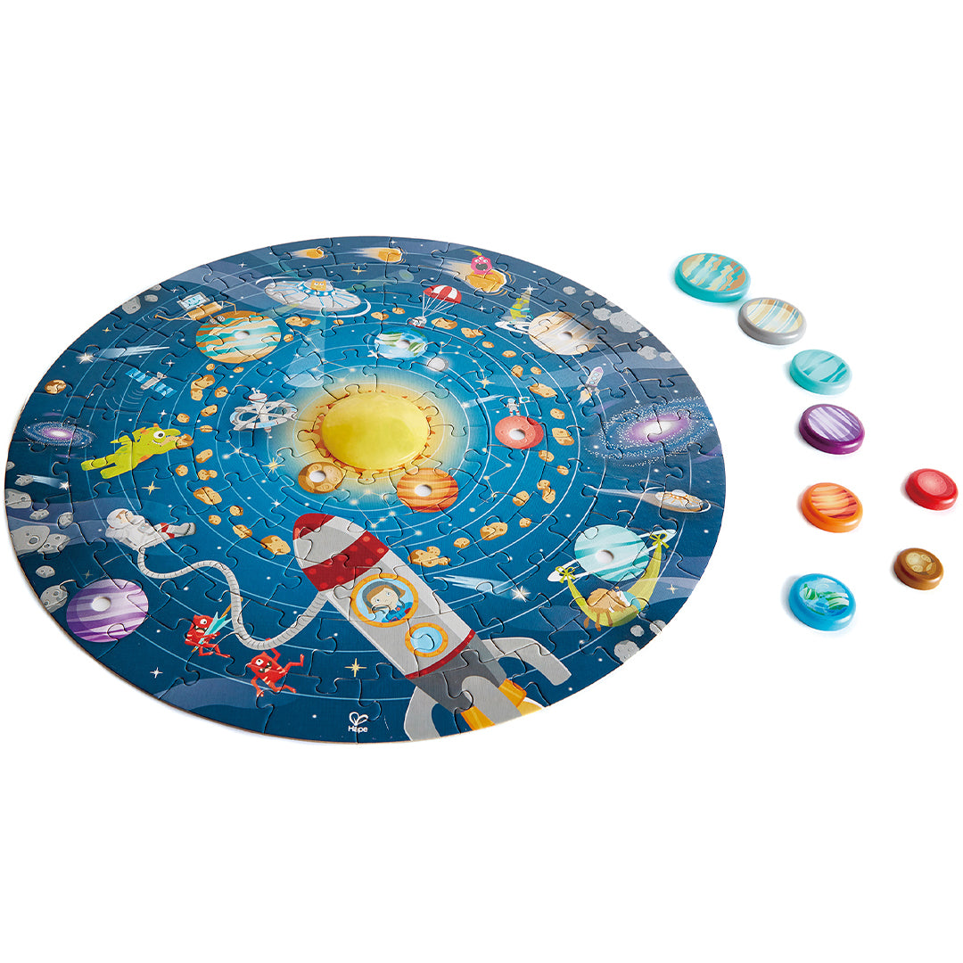 Hape zonnestelsel legpuzzel met raket en planeten, met losse houten planeetstukken ernaast.