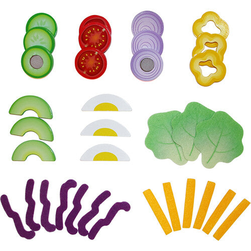 Een overzicht van alle Hape speelgoed salade-ingrediënten, waaronder gesneden groenten en viltblaadjes.