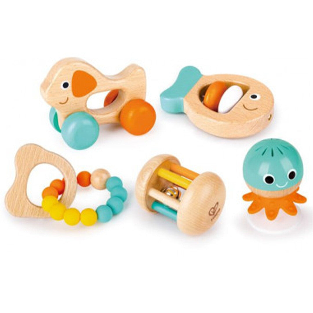 Hape 5-delige set babyspeelgoed met een houten hondje, rammelaars en een octopus zuignap.