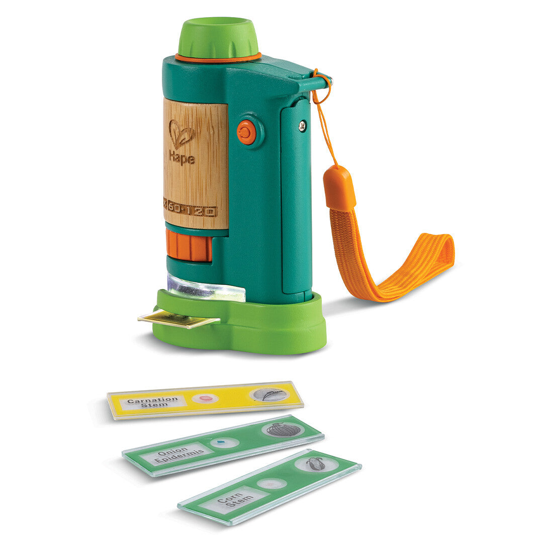 Hape veldmicroscoop met bamboe details en drie preparaatglaasjes voor onderzoek.