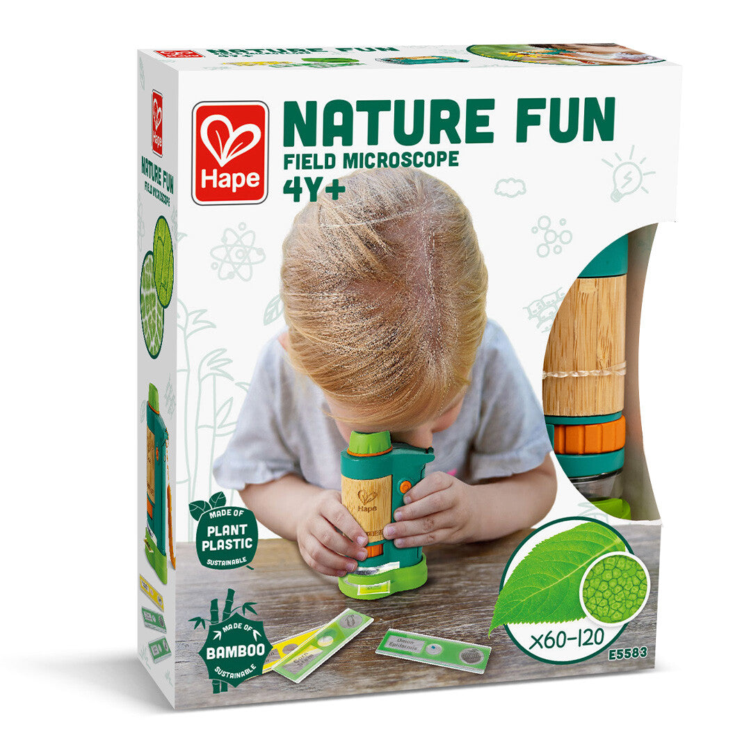 De verpakking van de Hape Nature Fun veldmicroscoop met afbeelding van een kind dat de microscoop gebruikt.