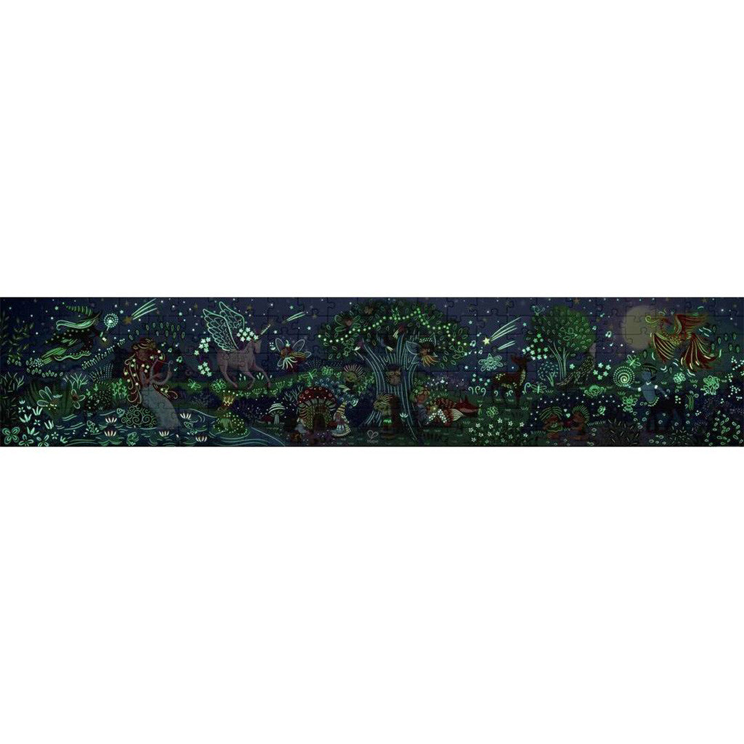De Hape 'Magic Forest' vloerpuzzel gloeit in het donker en toont lichtgevende fantasiefiguren en sterren in een magisch bos.