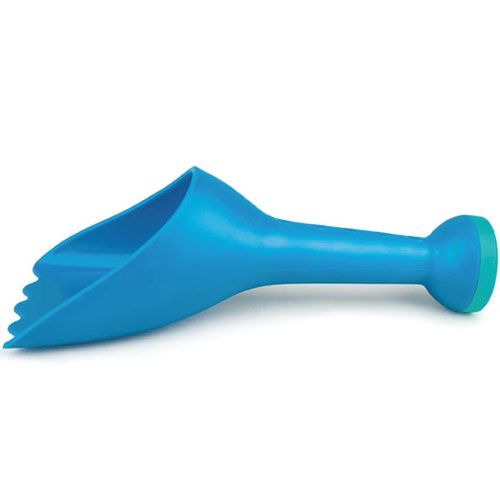 Hape blauwe zand en water schep met groene handgreep.