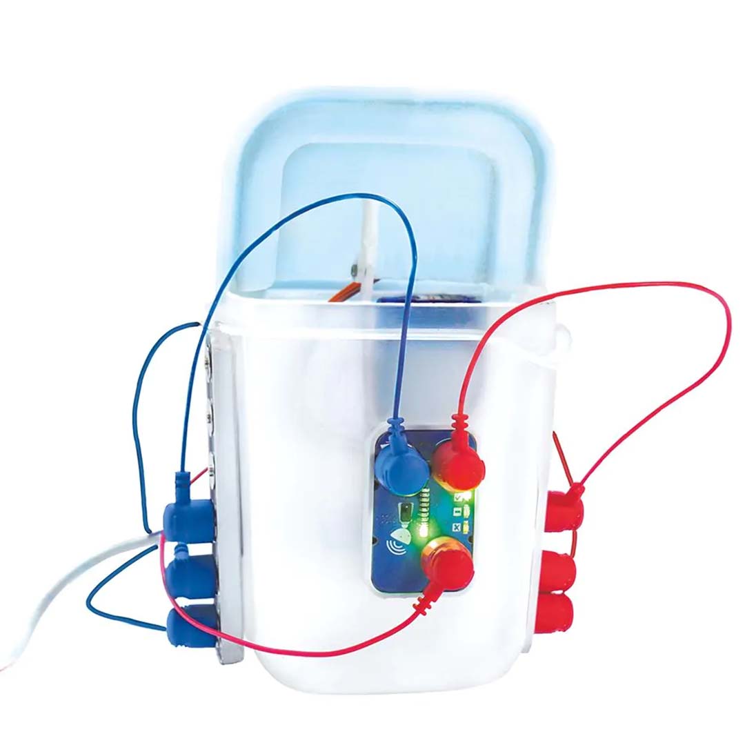 Een circuit van de Hape Lab Box Circuit Explorer Pro is ingebouwd in een doorzichtige plastic container.