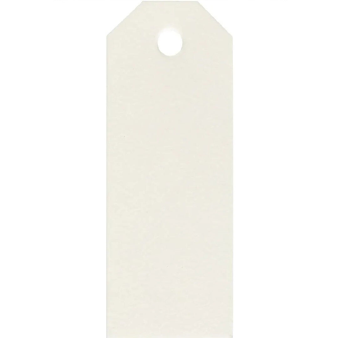 Een enkel off-white Happy Moments cadeaulabel van papier.