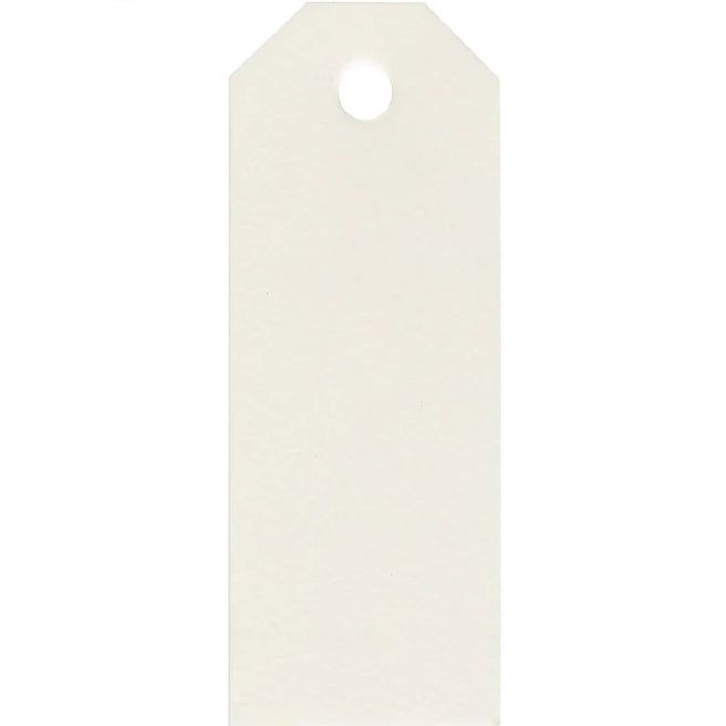Een enkel off-white Happy Moments cadeaulabel van papier.
