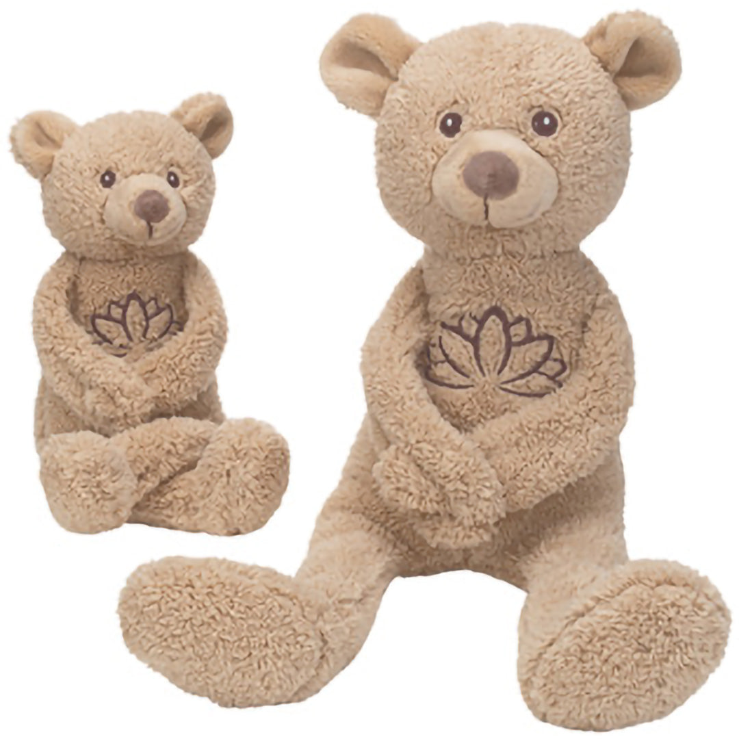Twee Happy Horse beige knuffelberen van verschillende formaten met een lotusbloem op de borst.