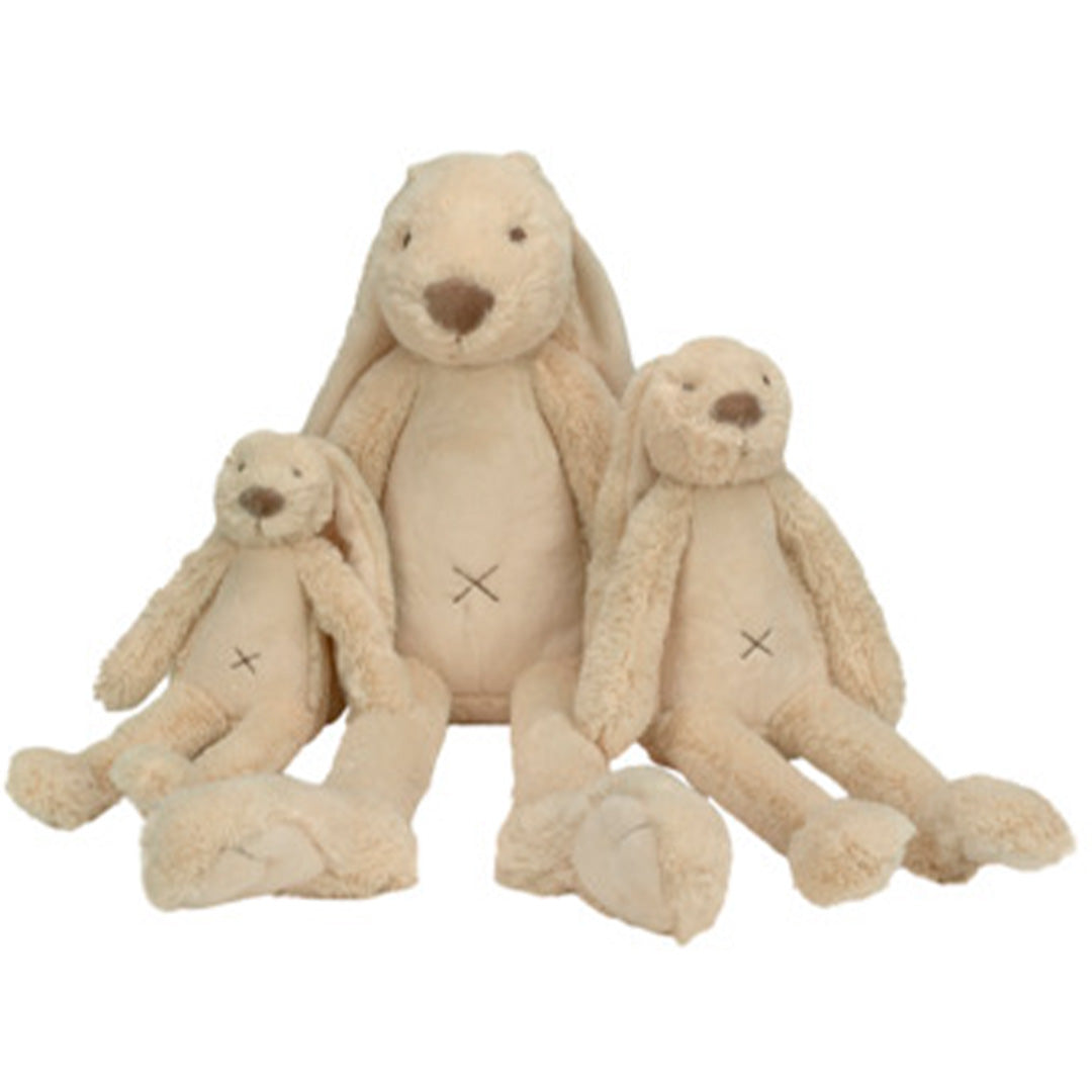 Drie Happy Horse knuffelkonijnen in beige van verschillende formaten.