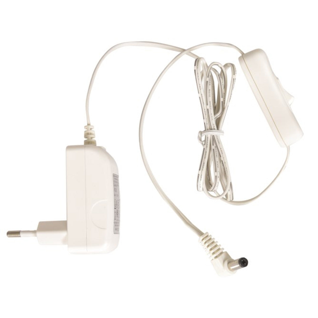 De witte stroomadapter en kabel voor de Egmont Toys vliegenzwam nachtlamp.
