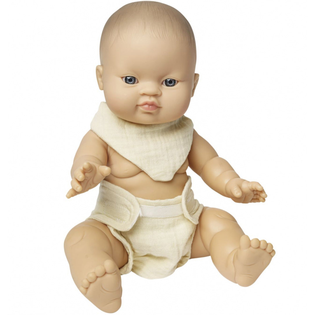 Een baby pop draagt de Heless beige katoenen luier en het bijpassende slabbetje.