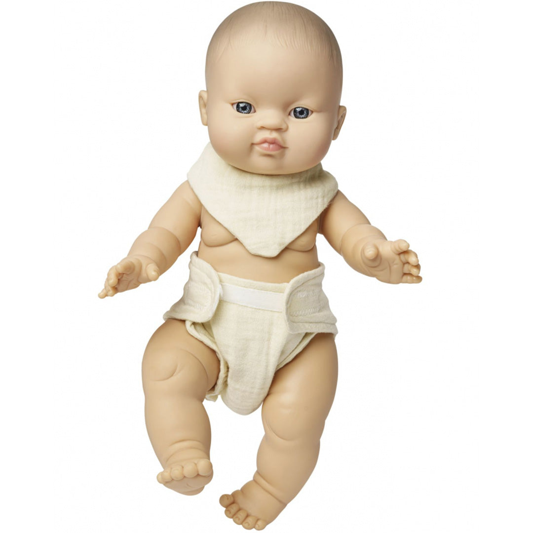 Een baby pop draagt de Heless beige katoenen luier en het bijpassende slabbetje.