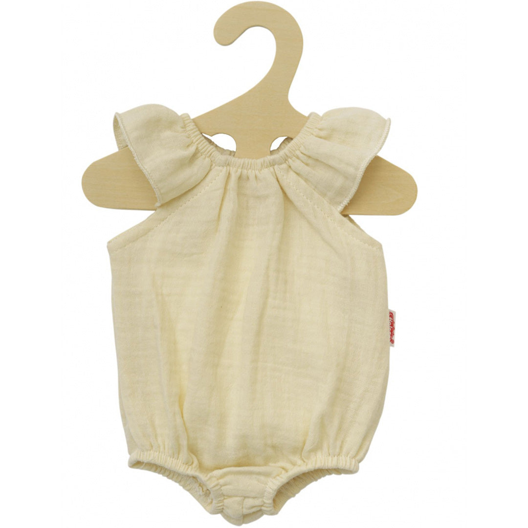 Heless ecru poppenkleding rompertje met ruches hangend aan een houten hanger.